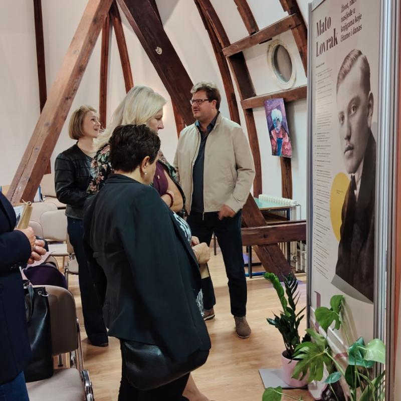 IZLOŽBA O MATI LOVRAKU I AUDIO ZBIRKA A. B. ŠIMIĆA PREDSTAVLJENI U BJELOVARSKOJ GIMNAZIJI