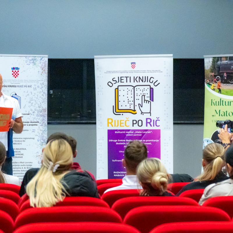 IZLOŽBA O MATI LOVRAKU I AUDIO ZBIRKA A. B. ŠIMIĆA PREDSTAVLJENI U BJELOVARSKOJ GIMNAZIJI