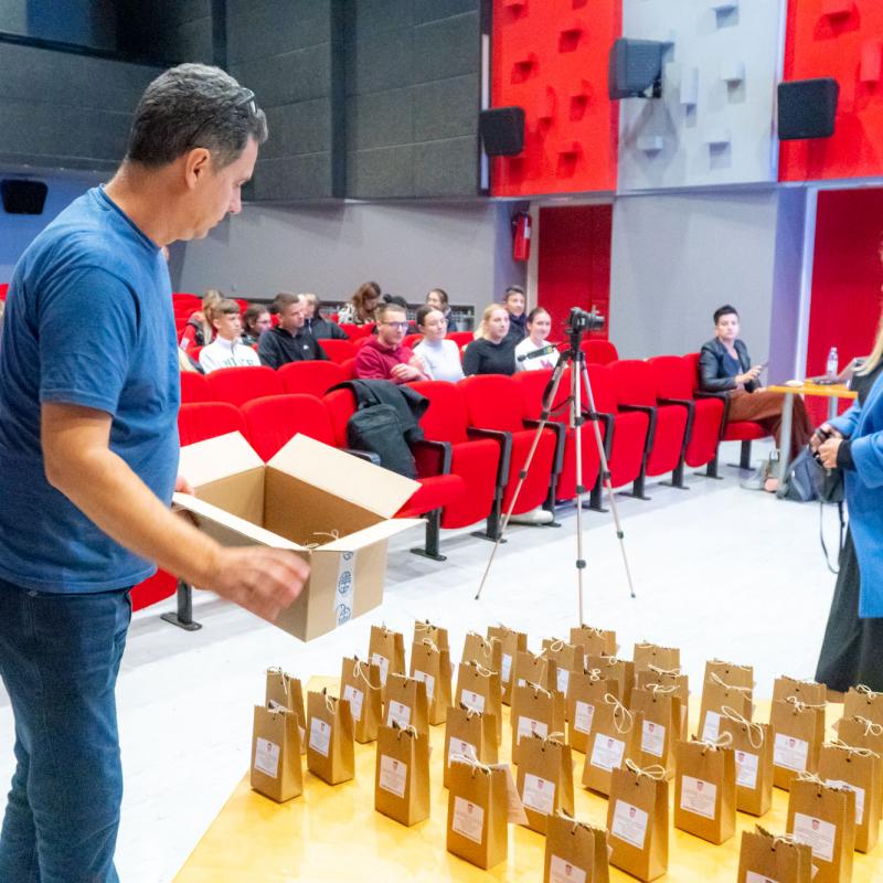 IZLOŽBA O MATI LOVRAKU I AUDIO ZBIRKA A. B. ŠIMIĆA PREDSTAVLJENI U BJELOVARSKOJ GIMNAZIJI