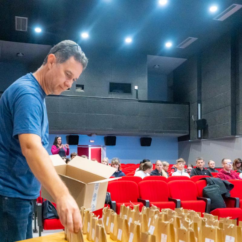 IZLOŽBA O MATI LOVRAKU I AUDIO ZBIRKA A. B. ŠIMIĆA PREDSTAVLJENI U BJELOVARSKOJ GIMNAZIJI