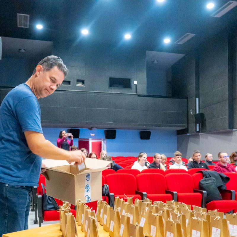 IZLOŽBA O MATI LOVRAKU I AUDIO ZBIRKA A. B. ŠIMIĆA PREDSTAVLJENI U BJELOVARSKOJ GIMNAZIJI