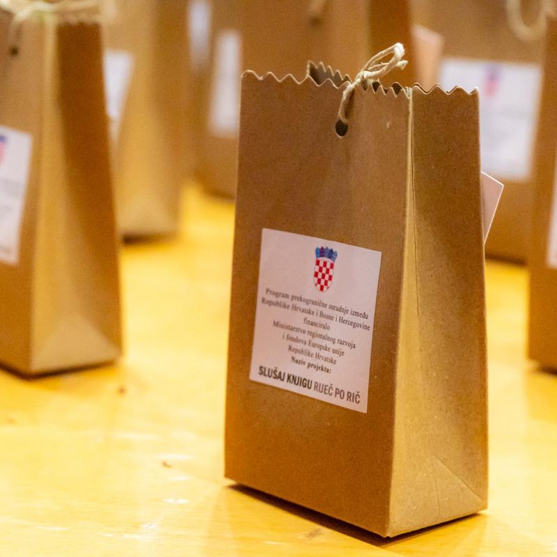 IZLOŽBA O MATI LOVRAKU I AUDIO ZBIRKA A. B. ŠIMIĆA PREDSTAVLJENI U BJELOVARSKOJ GIMNAZIJI