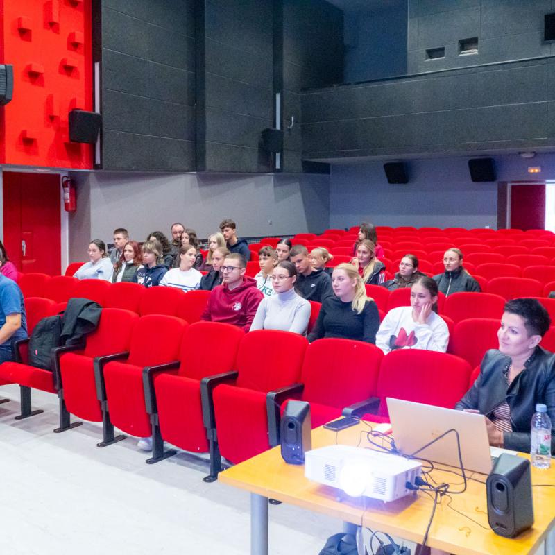 IZLOŽBA O MATI LOVRAKU I AUDIO ZBIRKA A. B. ŠIMIĆA PREDSTAVLJENI U BJELOVARSKOJ GIMNAZIJI