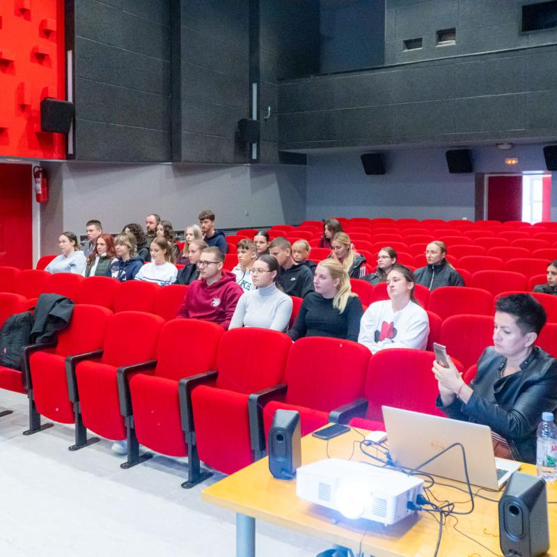 IZLOŽBA O MATI LOVRAKU I AUDIO ZBIRKA A. B. ŠIMIĆA PREDSTAVLJENI U BJELOVARSKOJ GIMNAZIJI