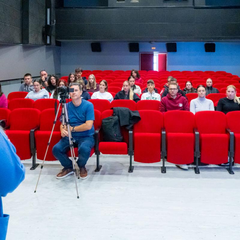 IZLOŽBA O MATI LOVRAKU I AUDIO ZBIRKA A. B. ŠIMIĆA PREDSTAVLJENI U BJELOVARSKOJ GIMNAZIJI