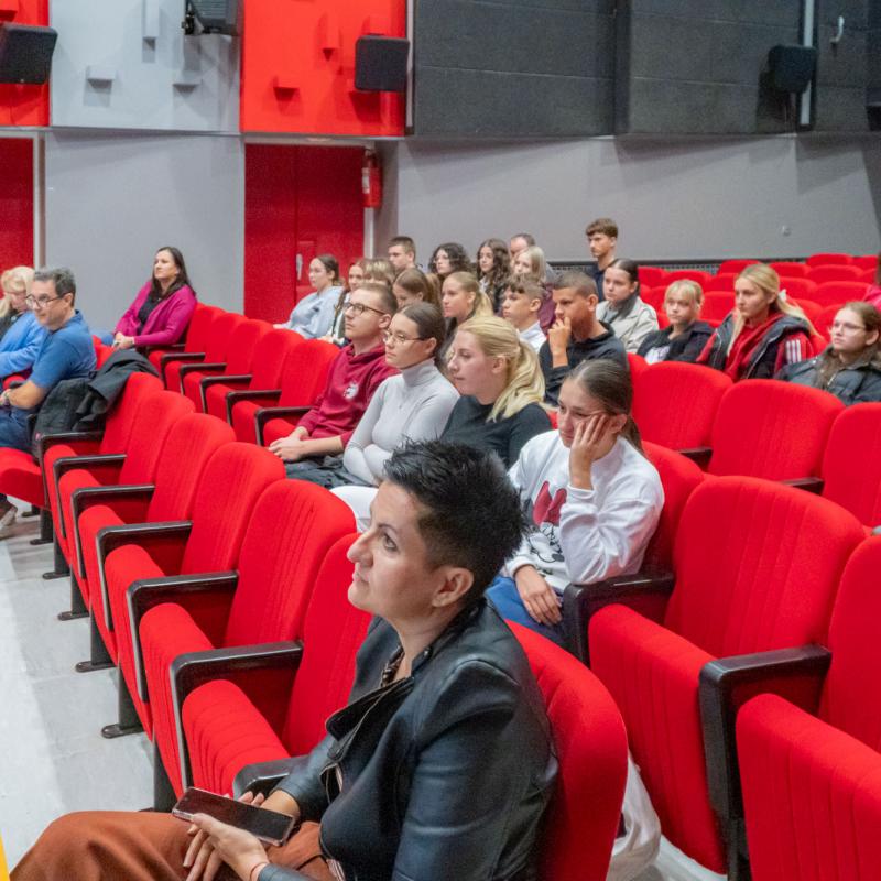 IZLOŽBA O MATI LOVRAKU I AUDIO ZBIRKA A. B. ŠIMIĆA PREDSTAVLJENI U BJELOVARSKOJ GIMNAZIJI