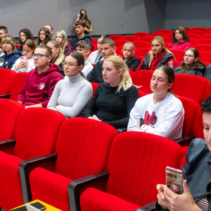 IZLOŽBA O MATI LOVRAKU I AUDIO ZBIRKA A. B. ŠIMIĆA PREDSTAVLJENI U BJELOVARSKOJ GIMNAZIJI